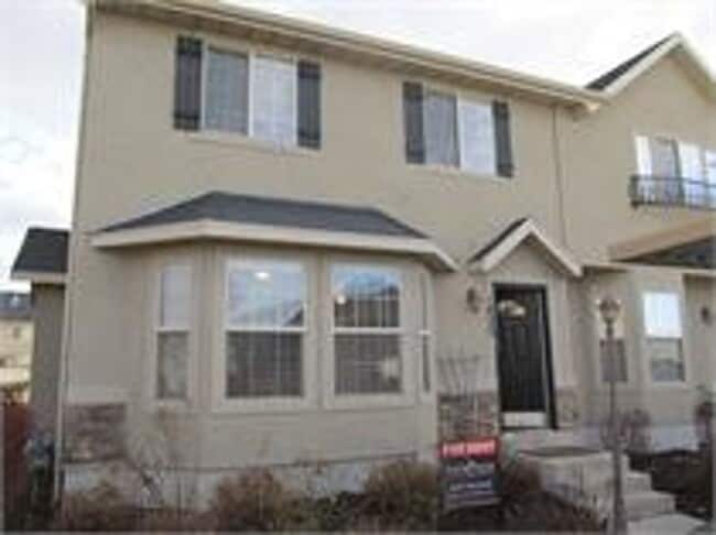 Primary Photo - *Reduced price* End Unit Townhouse in Springville