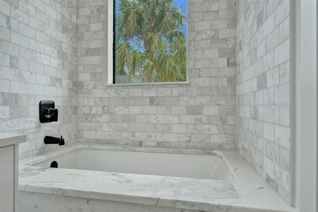 Building Photo - 606 SW 7th Ave