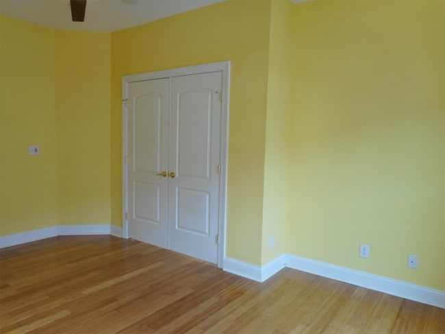 Building Photo - 204 Seneca Way