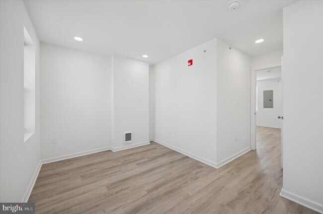 Building Photo - 4926 W Thompson St