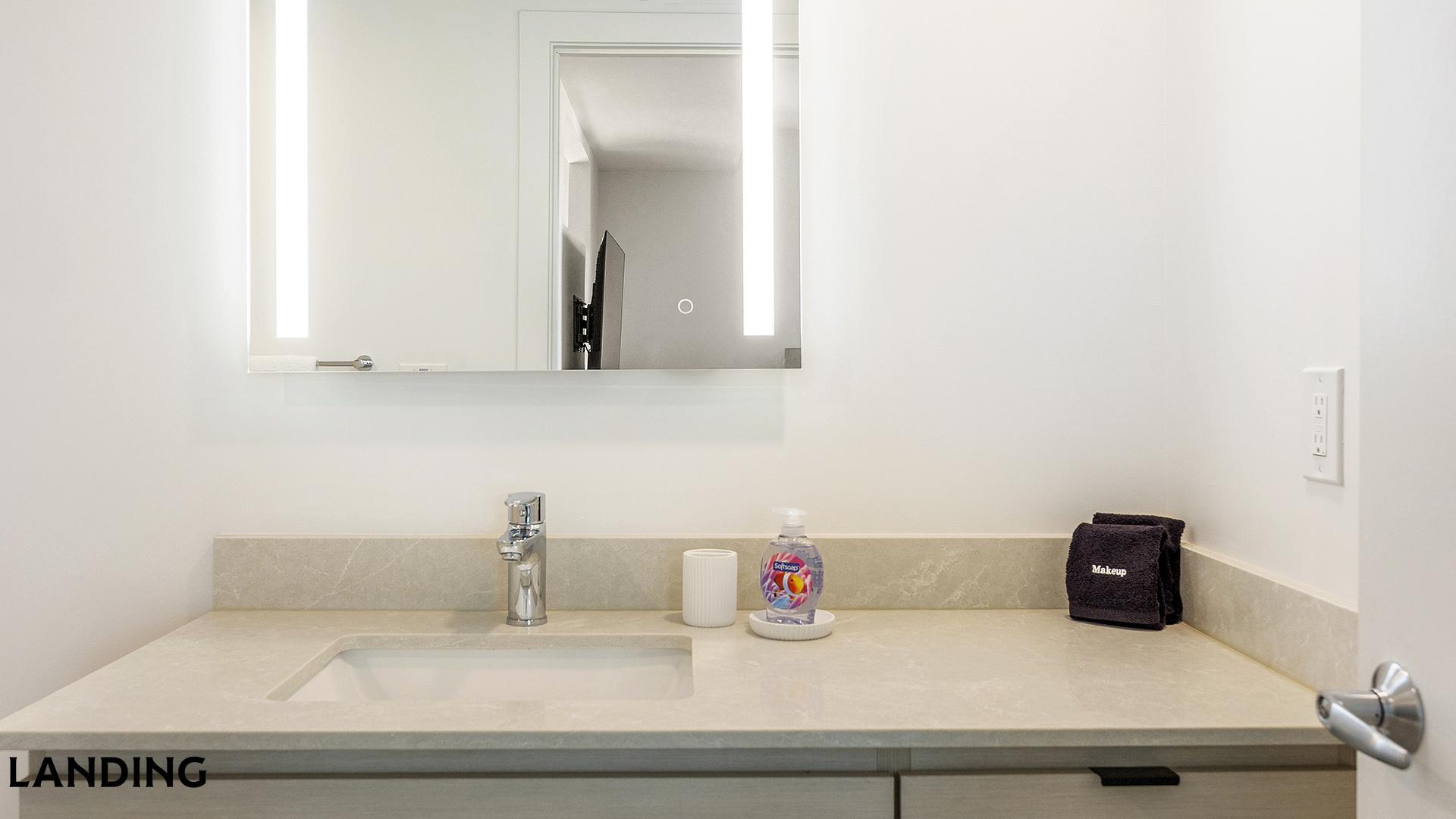 Building Photo - 707 S Farmer Ave