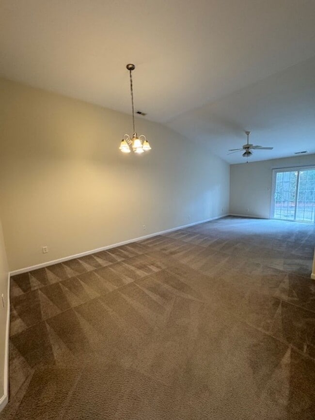 Building Photo - 3 Bedroom Townhouse in Bayshore Crossing