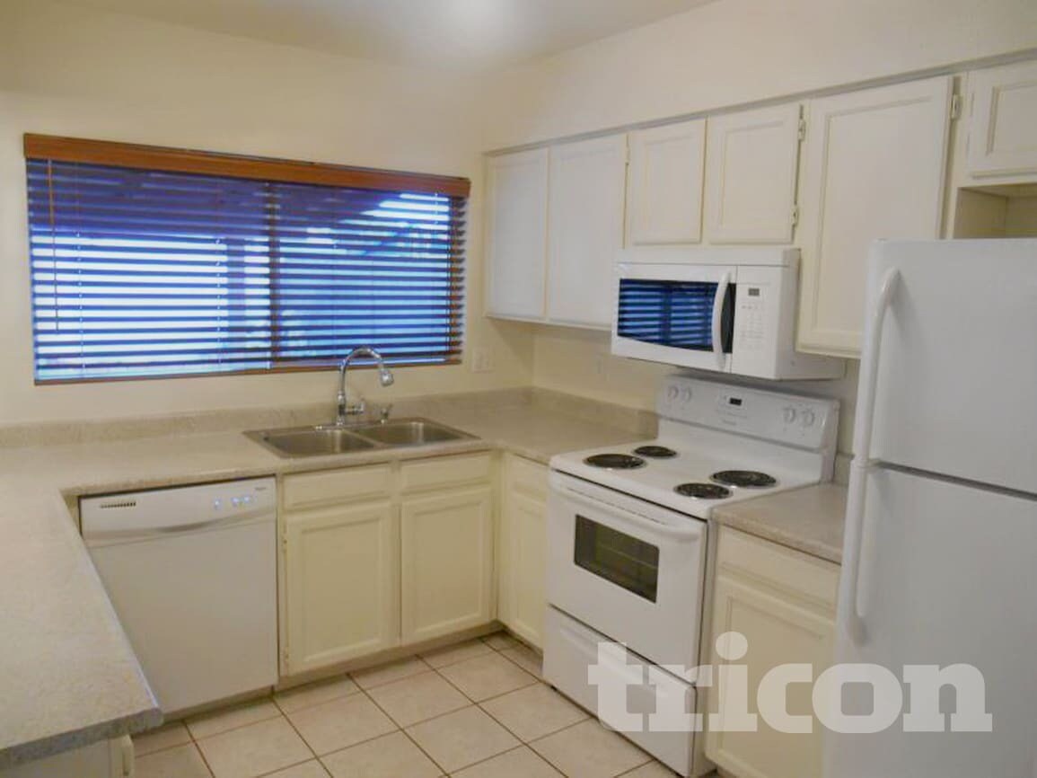 Building Photo - 1128 W Hermosa Dr