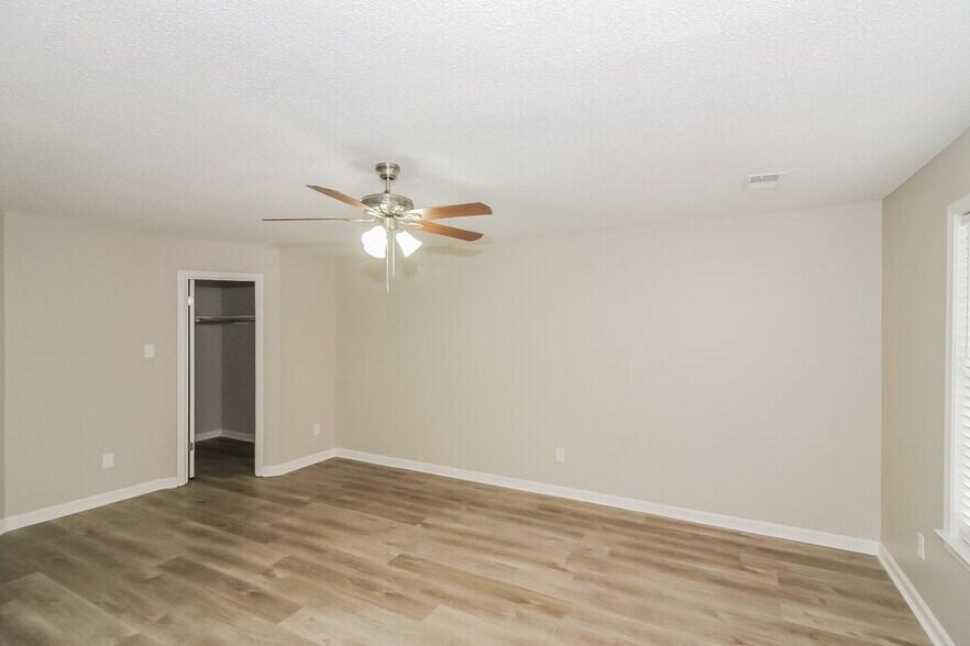 Building Photo - 6931 Hillshire Dr