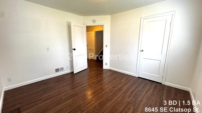 Building Photo - Bright 3BD I 1.5BA Home w/ Large Yard - SE Portland