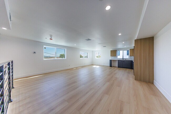 Building Photo - 1330 S Longwood Ave