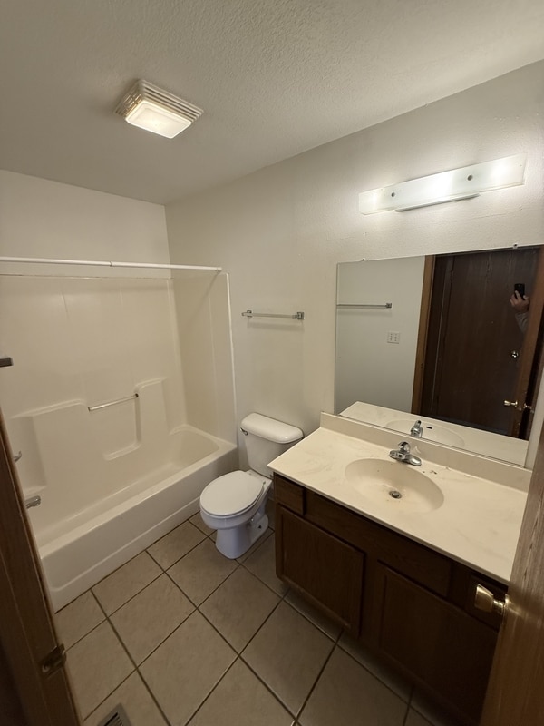 Building Photo - 215 Jewel Dr