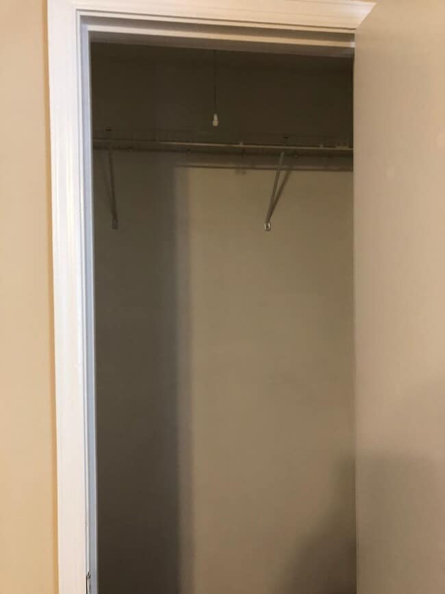 Building Photo - 2 Bedroom 1.5 Bath Townhouse