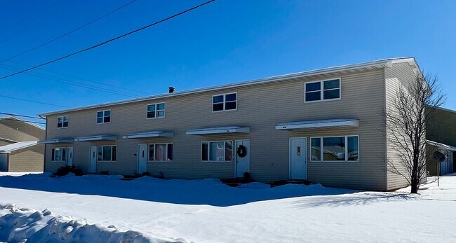 Building Photo - AVAILABLE MAY - Large 2 Bedroom Apartment!