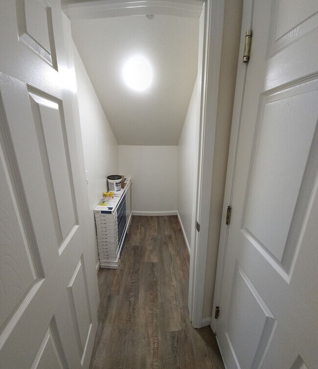 Building Photo - LOCATION-CLOSE PROXIMITY TO POLY CAMPUS
