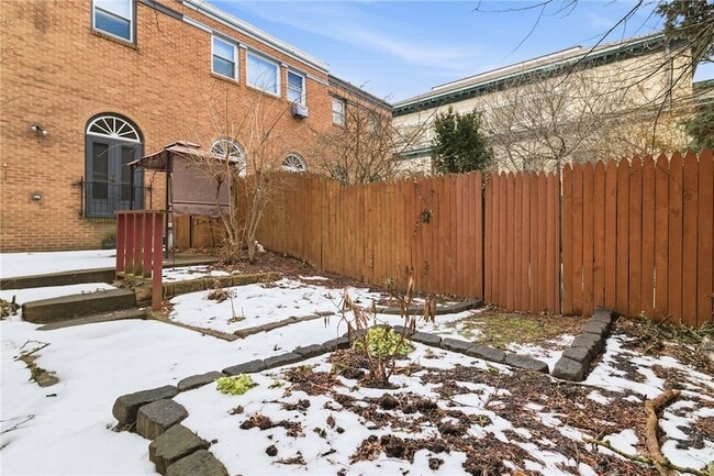 Building Photo - 709 Clyde St