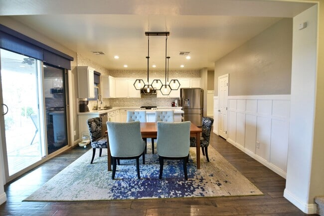 Building Photo - Gorgeous 3bed / 2.5bath home located in Tuscany!