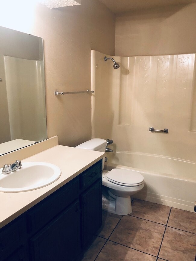 Building Photo - Adorable Duplex near Sky Ranch!