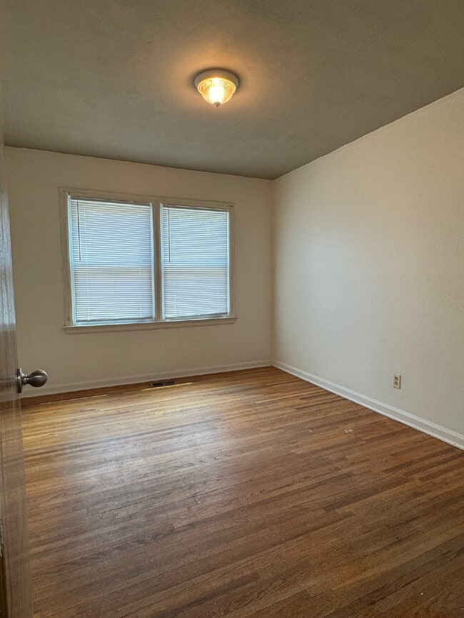 Building Photo - 1 Bedroom, 1 bathroom Duplex with hardwood...