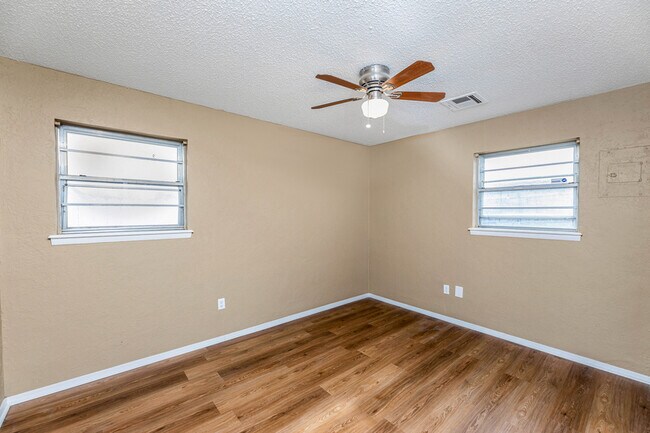 Building Photo - 4804 NW Hoover Ave