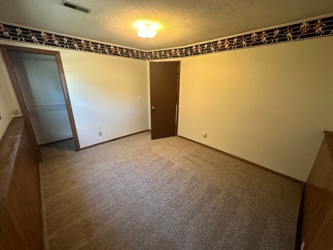 Building Photo - Incredible Large 4 Bedroom House!