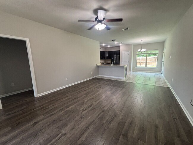 Building Photo - Great Starter Home in Gated Community