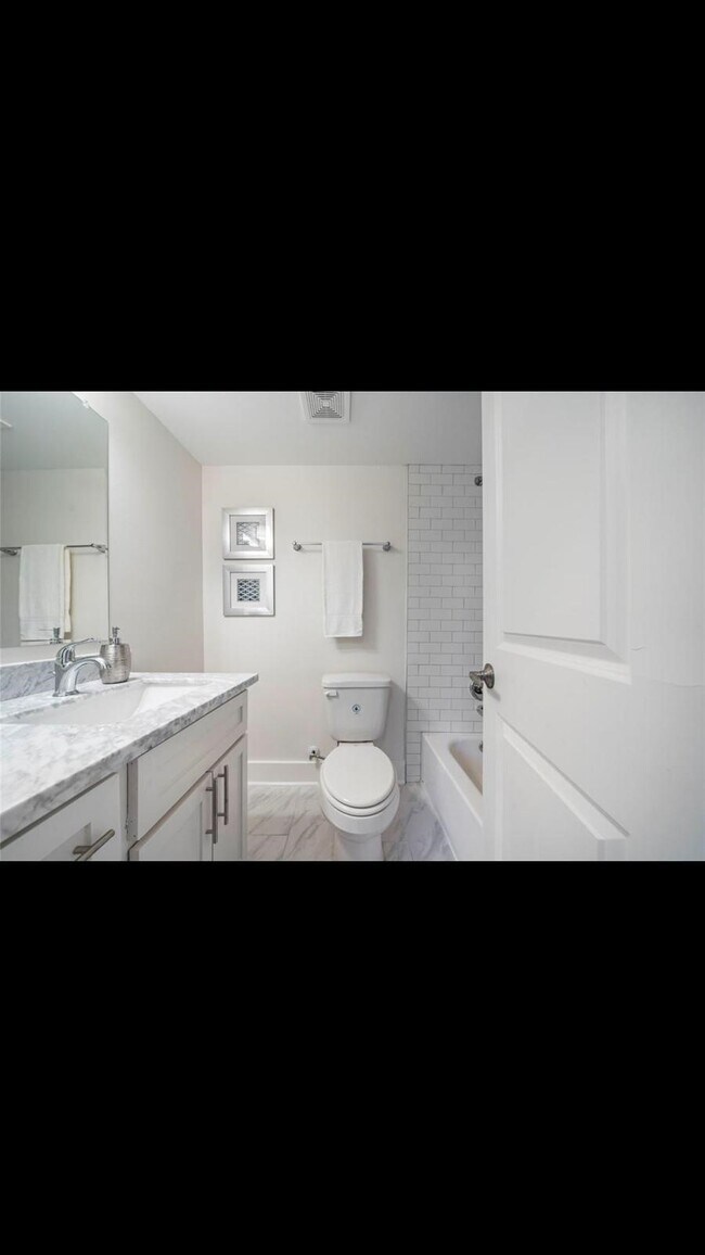 Building Photo - 1521 Laird St