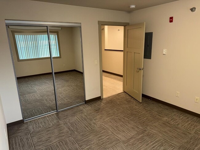 Building Photo - 922 Charles St