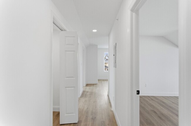 Building Photo - 2303 Parkview Ave