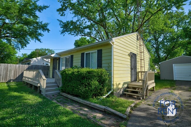 Primary Photo - 3062 Walton Ave