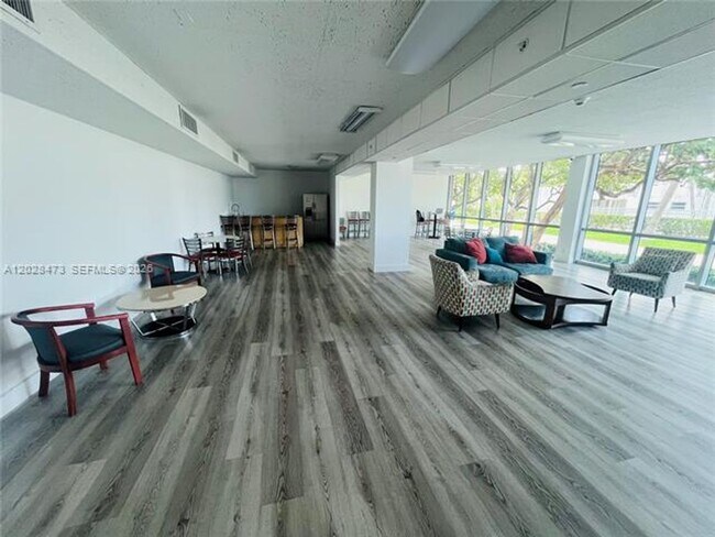 Building Photo - 2655 Collins Ave
