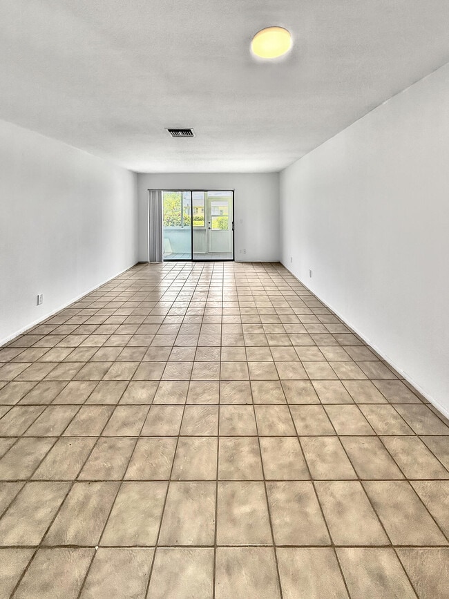 Building Photo - 5263 Cresthaven Blvd