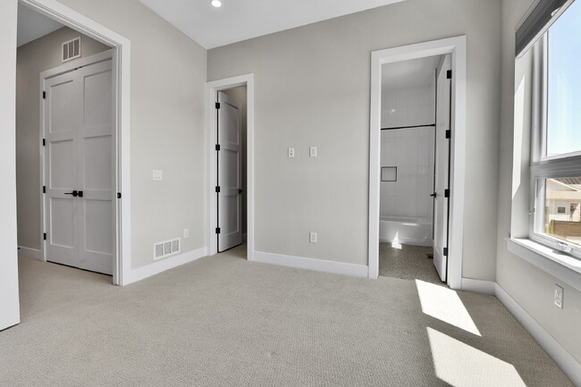 Building Photo - $3,200 - 2 Bed, 2.5 Bath Townhome in Prime...