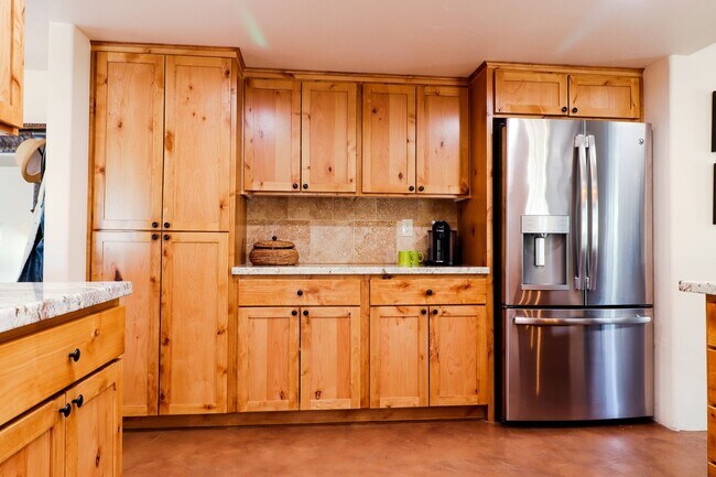 Building Photo - Contemporary Desert Beauty with Pool