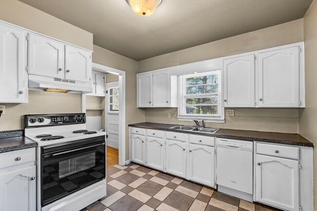 Building Photo - Updated Cozy 2 bedroom House