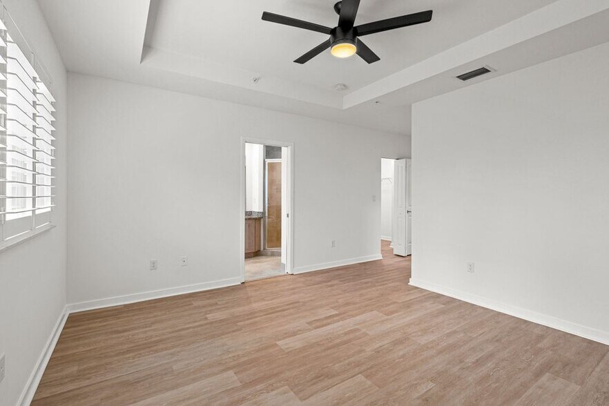 Building Photo - 6296 SE Portofino Cir