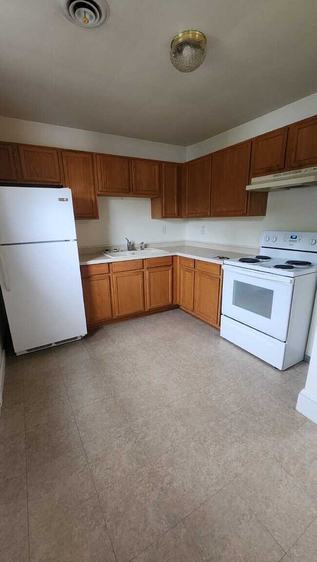 Building Photo - 2 Bedroom, 1 Bathroom Duplex with Private Balcony - Available June 1st