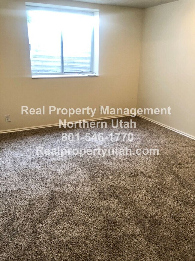 Building Photo - 4 Bedroom 2.5 Bathroom House In Layton Available!