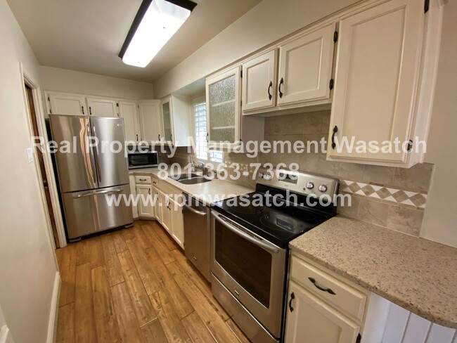 Building Photo - Come see this amazing 5 bedroom, 2 bath home