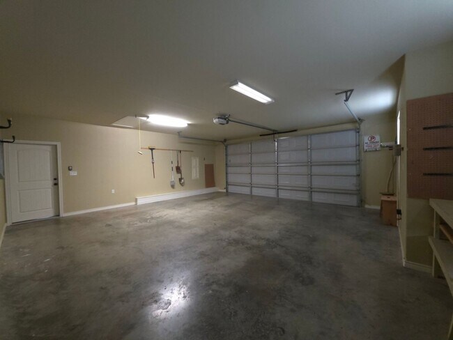 Building Photo - BEAUTIFUL and SPACIOUS 3-bedroom, 2-bathro...