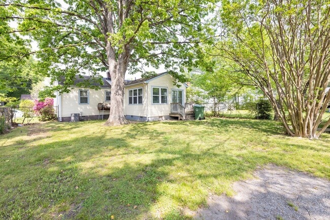 Building Photo - Freshly Renovated 2-Bedroom Home in Quiet ...