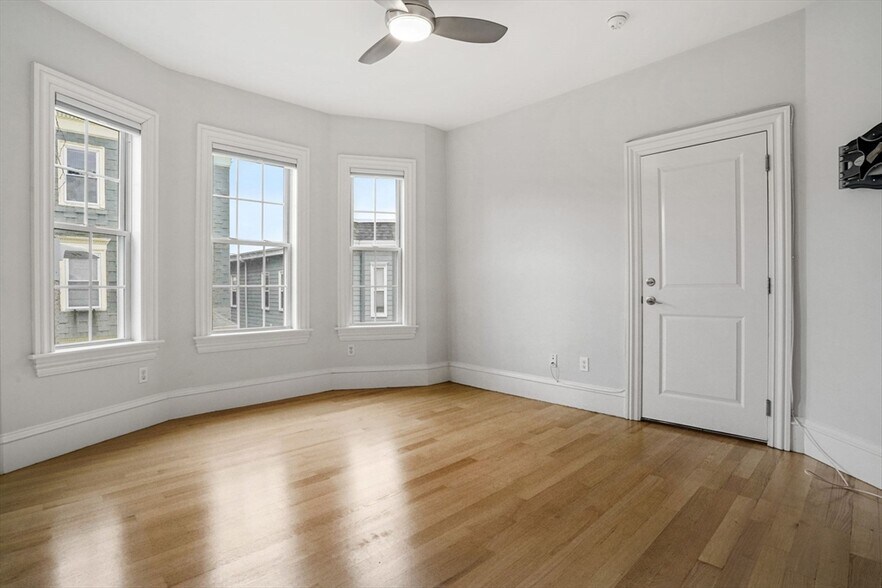 Building Photo - 703 E 4th St