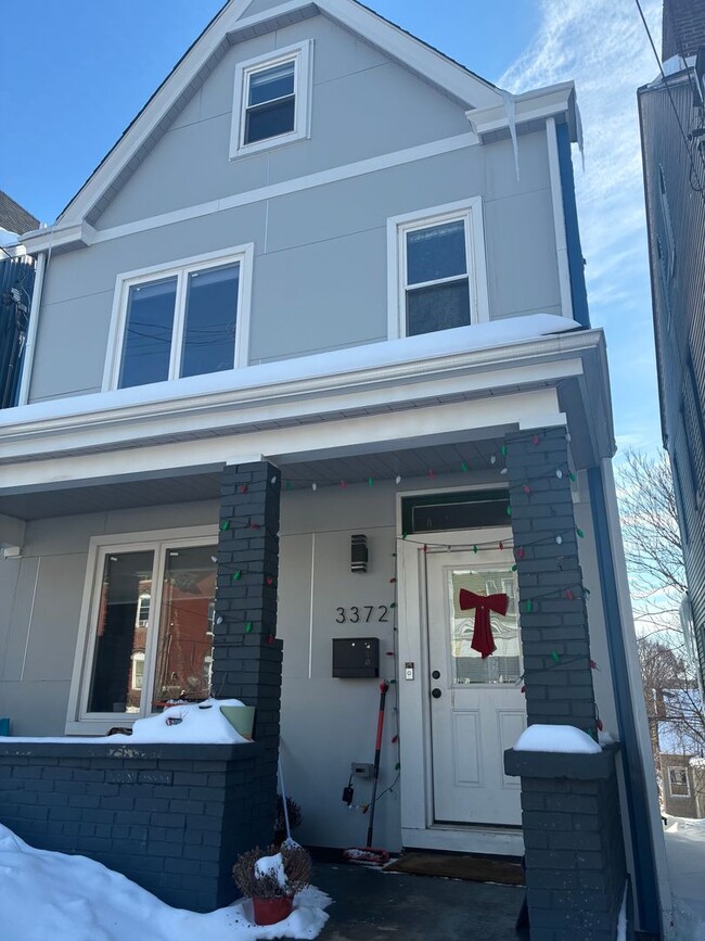 Building Photo - 4 BED 3.5 BATH RENOVATED HOUSE WITH AC LAUNDRY OUTDOOR SPACE!