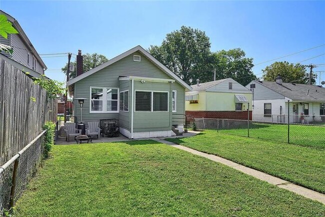 Building Photo - Fantastic 2bd/1ba home! Coming soon!