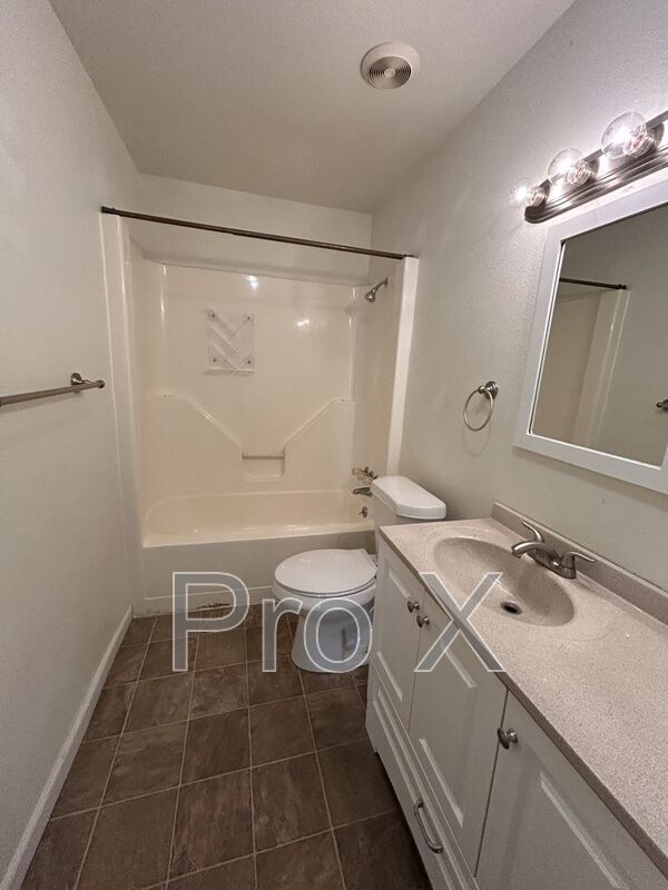 Building Photo - 1301 E 9th St