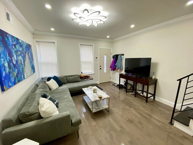 Building Photo - Beautiful 2-Bedroom Townhouse in Point Bre...