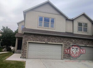 Building Photo - 3 Bd 3.5 Bath Model Like Townhome in Riverton