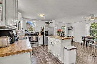 Building Photo - Charming Cottage with Modern Upgrades in Hanahan