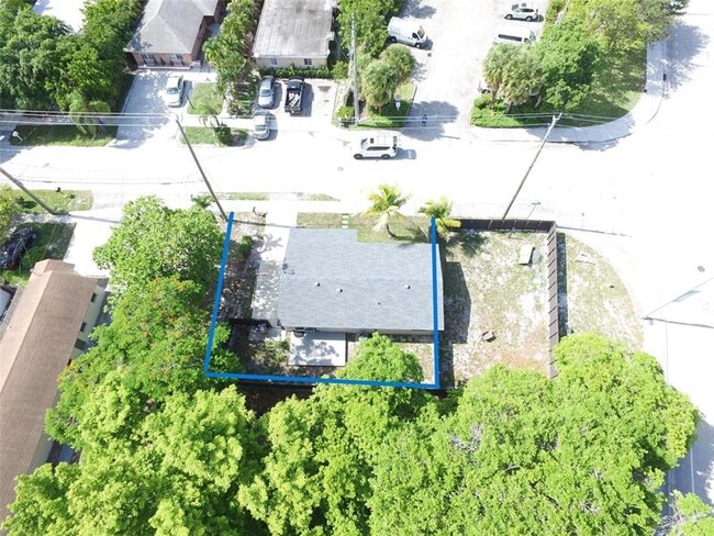 Building Photo - 10 SW 5th Ct