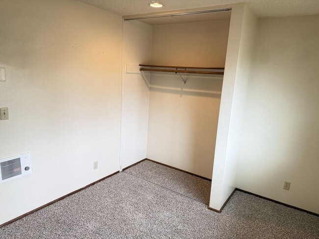 Building Photo - 3 bedroom 2 bath house in a great neighborhood!