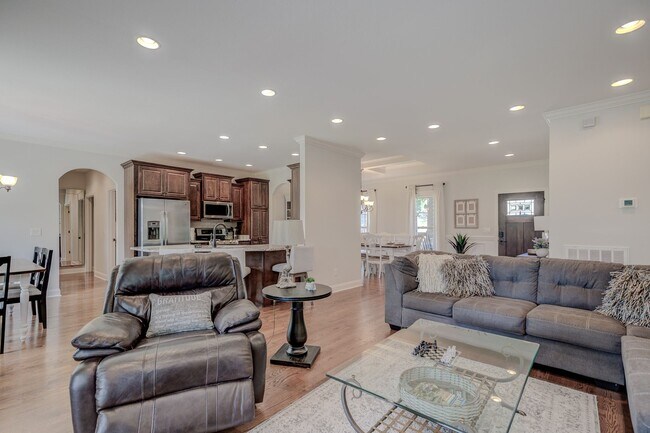 Building Photo - Fully Furnished, Short Term Rental, 1 Mont...