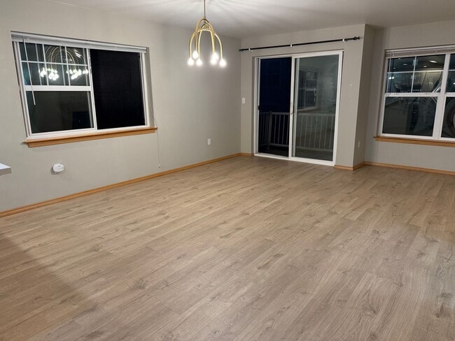 Building Photo - Updated 3 beds/ 2 bath townhome for rent!