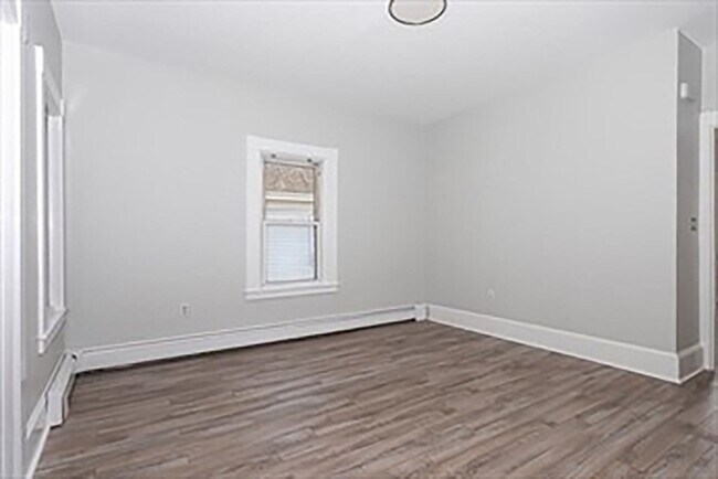 Building Photo - 145 Maple St