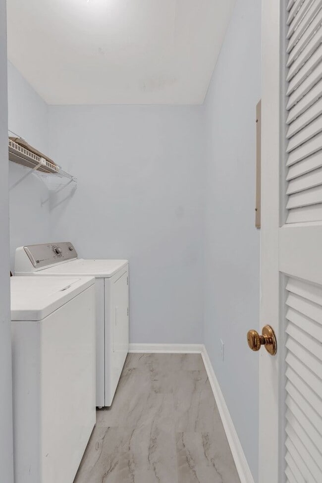 Building Photo - Walkable 2BR/2BA Condo Between Vanderbilt & Belmont + Modern Updates