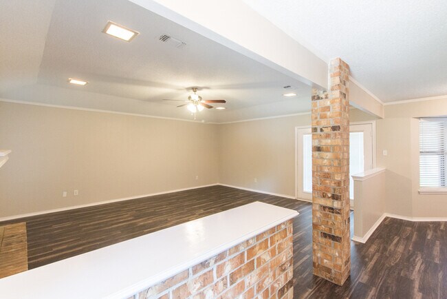 Building Photo - 5203 El Rancho Dr, Arlington